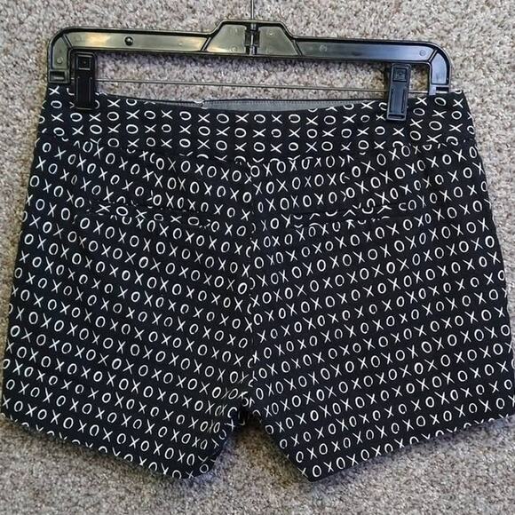 Banana Republic XOXO Hampton Fit Shorts Black White Pattern Sz 2 - Picture 2 of 13